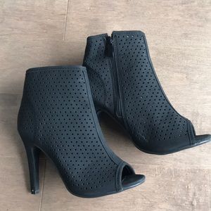 NWT Sleek Matte Black High Heels 🖤